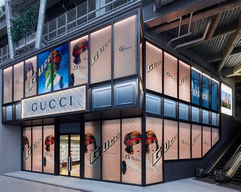 Gucci store opening hours